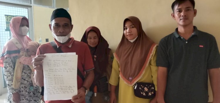 Korban penipuan arisan di Kabupaten PALI memperlihatkan surat perjanjian.(RmolSumsel.id)