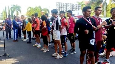 Peserta lomba lari lintas alam 5 kilometer yang digelar Pemkab OKI dalam rangka Hari Olahraga Nasional. (ist/rmolumsel.id)