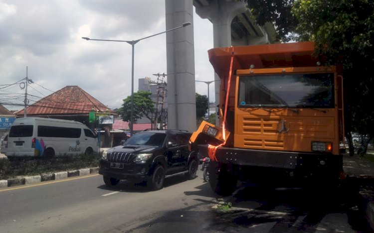 Kendaraan tambang merk Beiben menyebabkan kemacetan di ruas jalan Demang Lebar Daun diketahui milik PT Dana Artha Mining tujuan Lahat. (humaidy/rmolsumsel)
