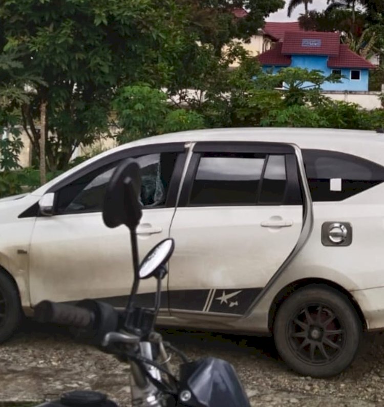 Mobil anggota polisi yang dirusak warga. (ist/net)