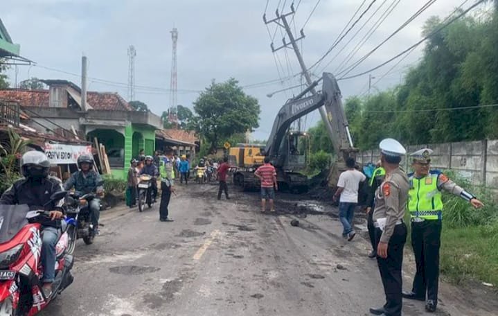 Evakuasi truk batubara menggunakan excavator. (noviansyah/rmolsumsel.id)