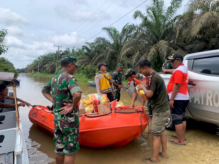 Camat Bayung Lencir M Imron bersama Forkopimcam Bayung Lencir menyalurkan bantuan bagi warga terdampak banjir/ist.