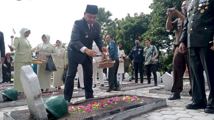  Pj Bupati Kurniawan tabur bunga di makam pahlawan Kstaria Pertiwi/ist