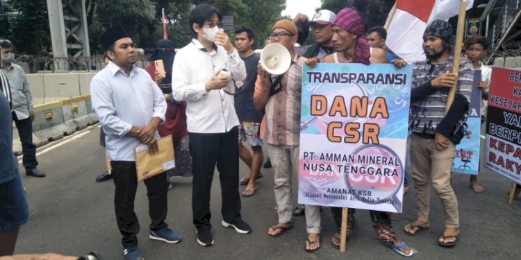 Aliansi Masyarakat Anti Mafia Tambang Kabupaten Sumbawa Barat, Nusa Tenggara Barat (Amanat KSB) menggelar aksi demonstrasi menuntut penutupan PT AMNT di Istana Merdeka Jakarta/Net