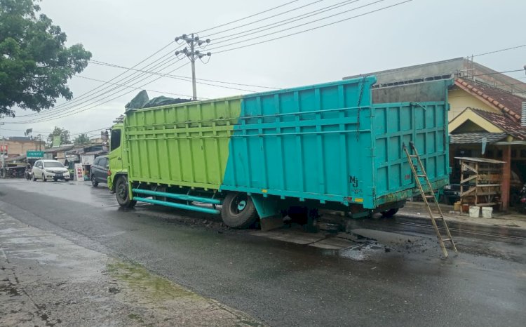 Mobil truk fuso bermuatan batu bara mengalami patah as selubung di Desa Kota Baru, OKU Timur/Foto:Amizon