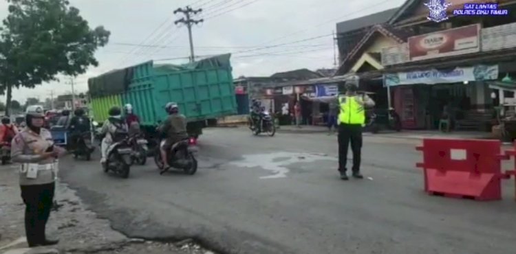 Petugas Kepolisian terjun langsung ke lokasi untuk mengurai antrean kendaraan yang mengular di ruas Jalan Lintas Sumatera (Jalinsum) Martapura/Foto:Amizon