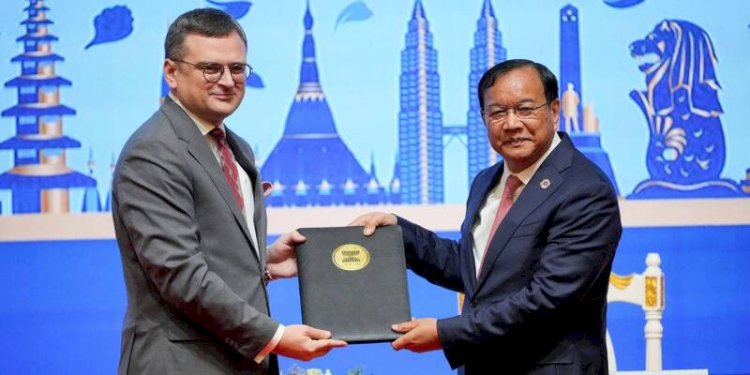 Menteri Luar Negeri Ukraina Dmytro Kuleba dan Menteri Luar Negeri Kamboja Prak Sokhonn di KTT ASEAN di Phnom Penh, Kamboja pada Kamis (10/11)/Net