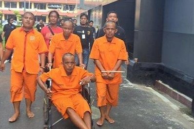 Empat Keempat tersangka kasus pembunuhan korban Romli, di Sungai Menang menjalani pra rekonstruksi, di halaman Mapolres OKI/ist