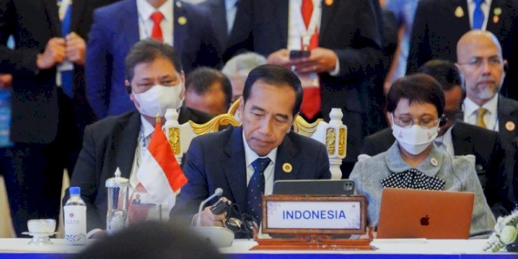 Presiden Joko Widodo ditemani Menko Perekonomian Airlangga Hartarto dan Menlu Retno Marsudi di Phnom Penh/Ist