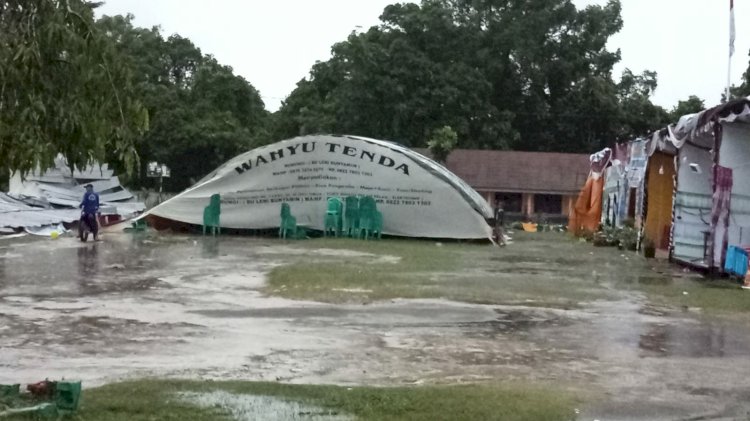 Tenda VIP dan stand di Festival Sebiduk Sehaluan di OKU Timur ambruk diterpa angin puting beliung/ist.