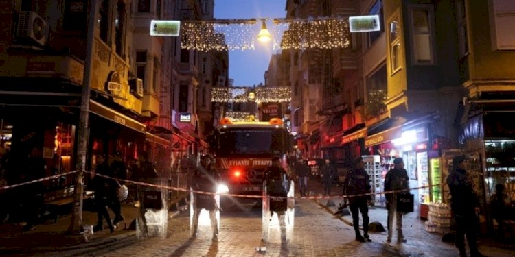 Anggota pasukan keamanan berdiri di dekat lokasi setelah ledakan di Jalan Istiklal dekat pusat belanja di Taksim Square, Istanbul, Minggu malam 13 November 2022/Net