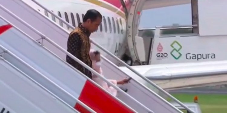 Ibu Negara Iriana Jokowi bersama Presiden Jokowi saat terpeleset menuruni tangga pesawat/Net