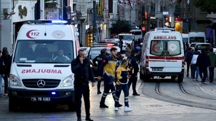 Petugas dan media di lokasi ledakan di Jalan Istiklal, Istambul/Net