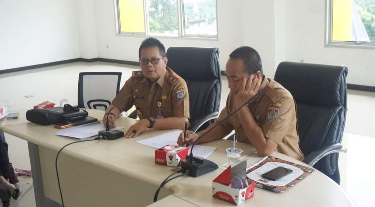 Kepala Disdagrin Lubuklinggau (kiri) saat memimpin rapat rencana operasi pasar di Op Room Dayang Torek Pemkot Lubuklinggau/ist