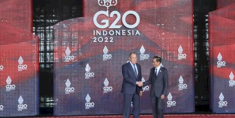 Presiden Joko Widodo menyambut kehadiran Menteri Luar Negeri Rusia Sergei Lavrov di KTT G20 di The Apurva Kempinski, Nusa Dua, Bali pada 15 November 2022/Repro
