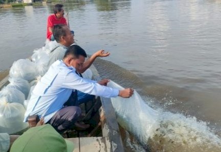 Pemdes Petaling menaburkan ribuan benih ikan guna menjaga ekosistem Sungai/ist.