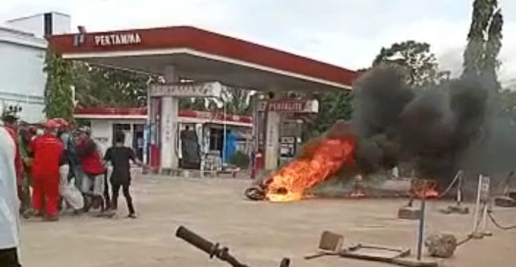 Sebuah motor terbakar usai mengisi BBM di SPBU BK XI Belitang OKU Timur/Ist.