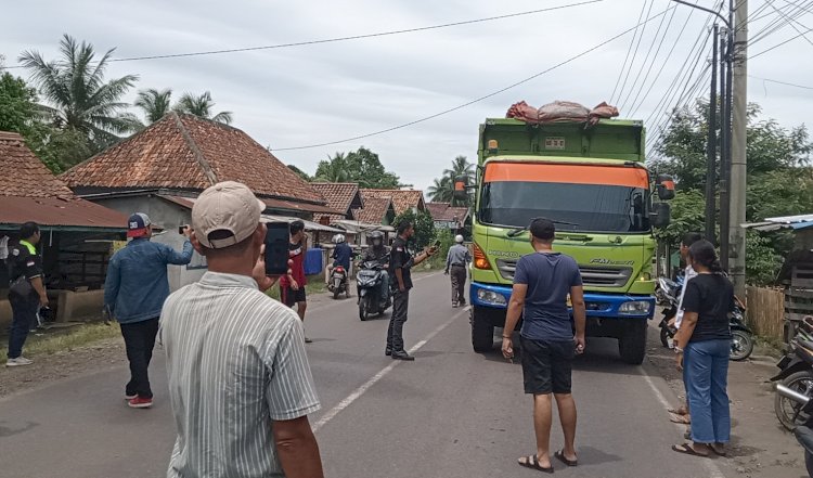 Masyarakat menghentikan paksa angkutan batu bara di Desa Karang Raja, Muara Enim/ist
