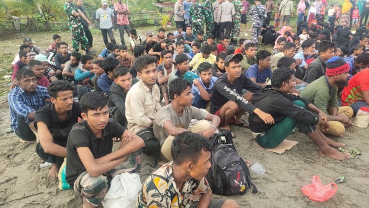 Pengungsi Rohingya yang mendarat di Pantai Desa Bluka Teubai Kecamatan Dewantara, Aceh Utara. Foto: ist.