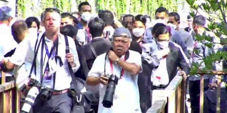 Menteri Pekerjaan Umum dan Perumahan Rakyat (PUPR) Basuki Hadimuljono berpenampilan ala fotografer/Net