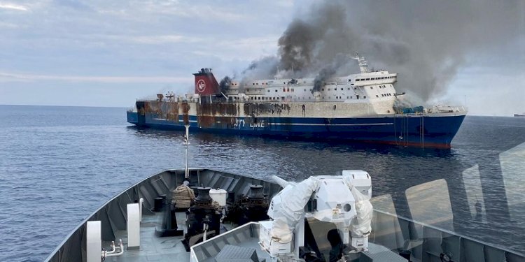 Kapal KM Mutiara Timur I terbakar di selat Bali/ist