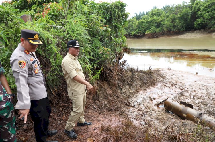 PJ Bupati Musi Banyuasin Apriyadi Mahmud meninjau lokasi pencemaran akibat tambang minyak ilegal di Desa Tanjung Dalam/Foto: Amarullah/RMOLSumsel