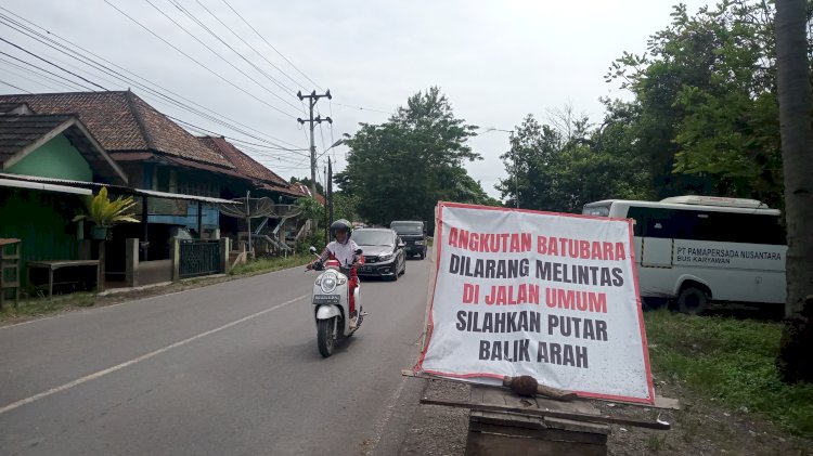  Warga Desa Karang Raja bergantian berjaga memantau hulir mudik angkutan batubara melintas di desa mereka/ist