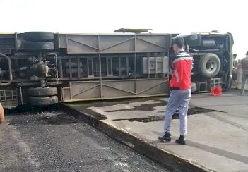 Tampak mobil bus yang mengangkut rombongan Paskibraka Muara Belida tergulis usai masuk lubang di Jalan Tol Terbangi Lampung/ist.