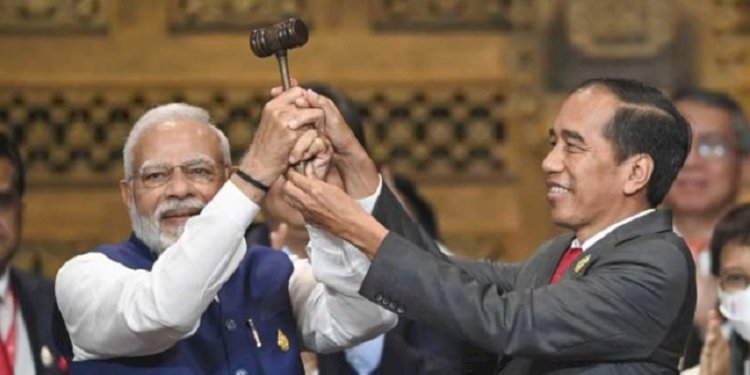 Perdana Menteri India Narendra Modi ketika menerima palu Presidensi G20 dari Presiden Joko Widodo/Net
