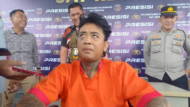 Arya Saputra pelaku pemalakan terhadap sopir truk yang diamankan di Polrestabes Palembang, Kamis,(17/11/2022). (Dok. Satreskrim Polrestabes Palembang)