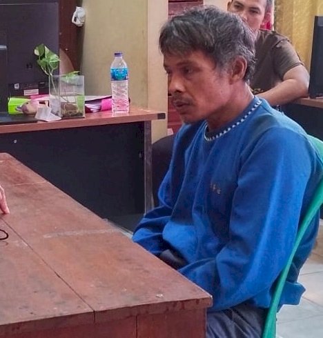  Romli (45 ) warga Desa Betung 2, Kecamatan Lubuk Keliat Kabupaten OI ditangkap pihak Polres OI di Betung II, Banyuasin, lantaran terlibat kasus pembunuhan calon kepala desa,  pada Jumat (18/11) siang sekira pukul 12.30.(ist/rmolsumsel.id)