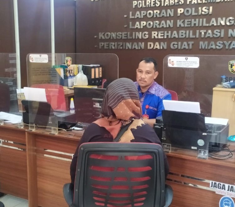 Korban saat melapor ke SPKT Polrestabes Palembang. (Ist). 