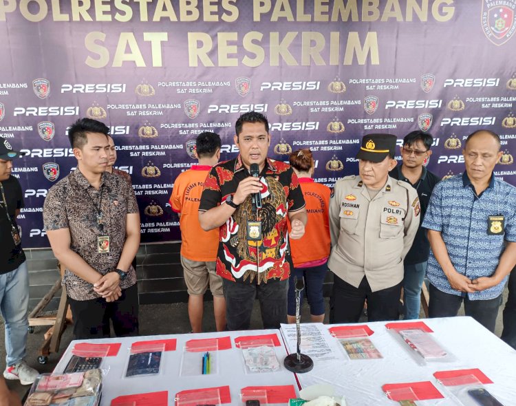  Kasatreskrim Polrestabes Palembang, Kompol Haris Dinzah (kedua kiri) saat memberikan keterangan pers di Polrestabes Palembang, terkait ungkap kasus judi online, Jumat, (18/11/2022). (Adamrachman/Rmolsumsel.id)