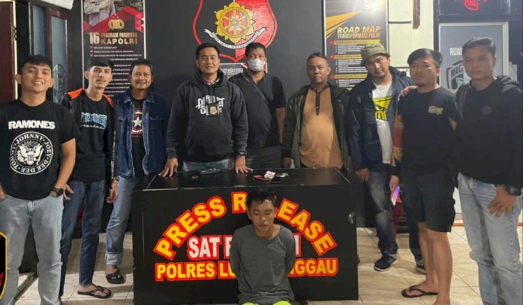 Pelaku saat diamankan pihak kepolisian. (Ist/Rmolsumsel.id). 