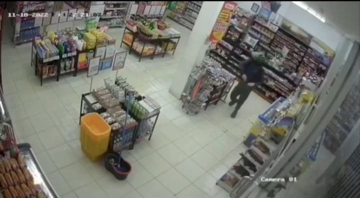 Perampok terekam CCTV saya beraksi d kawasan Galang Kelapa/ist.