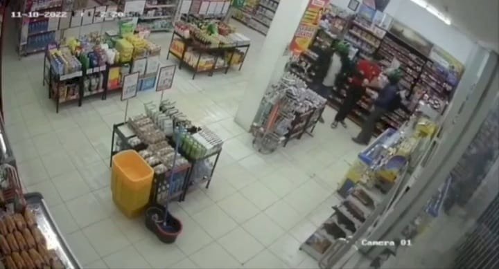 Perampokan terjadi di minimarket Alfamart terekam CCTV/repro