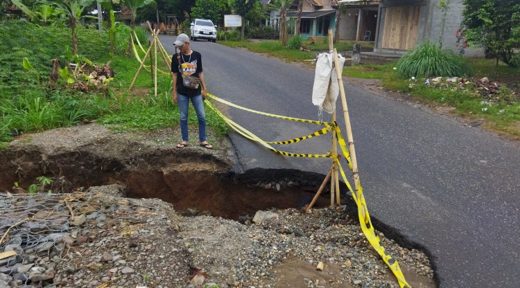 Jalan Provinsi yang berada di Desa Suka Baru, Kecamatan Bunga Mayang, Kabupaten OKU Timur, sudah hampir satu bulan terakhir mengalami longsor dan sering menyebabkan pengendara yang melintas mengalami kecelakaan/RMOL