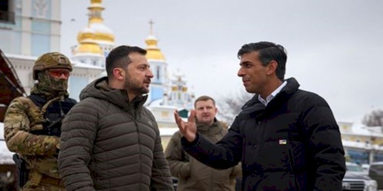 Perdana Menteri Inggris Rishi Sunak dalam kunjungan mendadak ke Kyiv untuk bertemu dengan Presiden Ukraina Volodymir Zelensky/Net