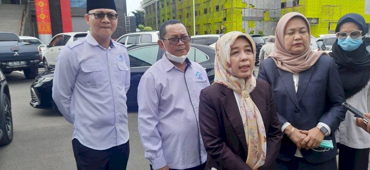  Rektor UIN Raden Fatah Palembang Prof Dr Nyayu Khodijah saat mengantar 10 orang mahasiwanya ke Polda Sumatera Selata untuk dilakukan pemeriksaan terkait kasus penganiayaan, Senin (21/11). (ist/RmolSumsel.id)
