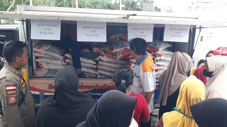 Masyarakat yang sebagian besar Ibu rumah tangga atau emak-emak memadati lokasi operasi pasar murah di Lubuklinggau/RMOL