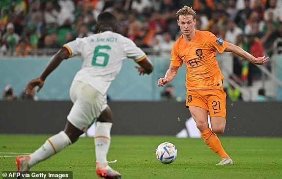 Pemain Belanda Frengki de Jong mencoba melewati kawalan penain Senegal/Foto:AFP