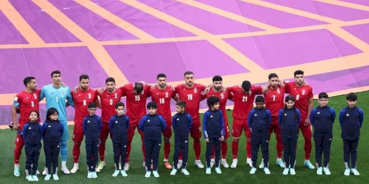 Timnas Iran terlihat bungkam saat lagu kebangsaan mereka dinyanyikan. Mereka menolak bernyanyi setelah melakukan protes kepada pemerintah atas gejolak di negara Iran. (ist/net)