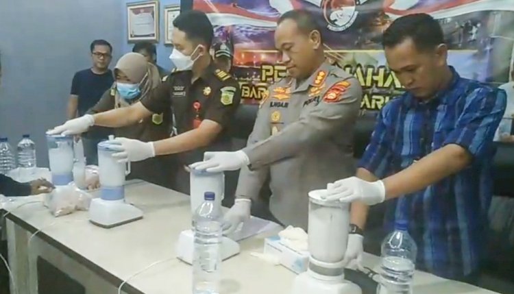 Kapolresta Palembang, Kombes Pol Mokhamad Ngajib musnahkan barang bukti di Mapolresta Palembang, Selasa, (22/11/2022)/st.