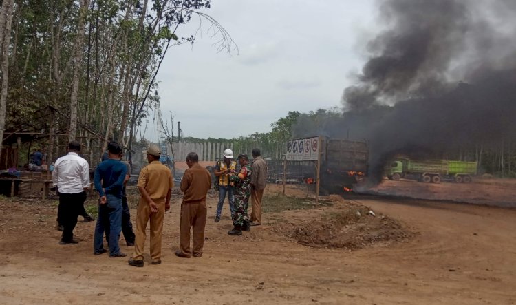 Truk fuso bermuatan Bahan Bakar Minyak (BBM) jenis solar, Senin (21/11) terbakar hingga meledak
