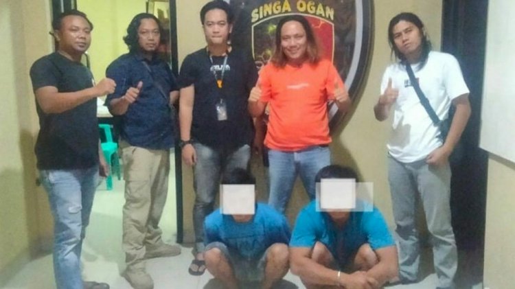 Dua pelaku perampokan saat berada di Polres OKU, Selasa (22/11). (ist/RmolSumsel.id)