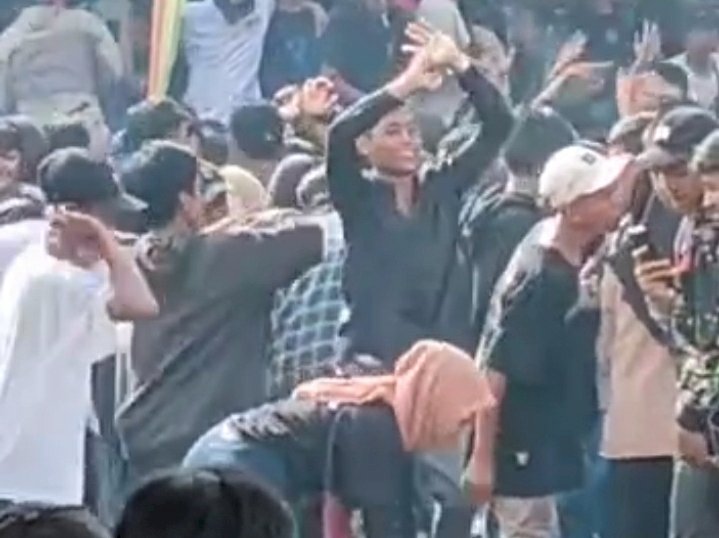 Viral di media sosial tiktok video dua cewek ABG berhijab berjoget sempoyongan diduga mabuk/repro