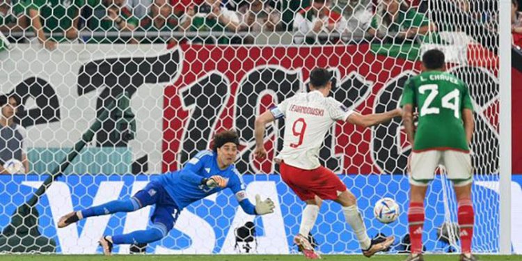 Lewandowski gagal memanfatkan penalti menjadi gol/net