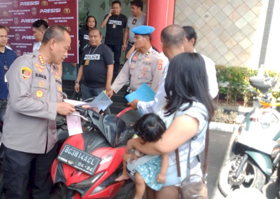 Kapolrestabes Palembang Kombes Pol Mokhamad Ngajib saat memeriksa surat-surat kendaraan sebelum diambil oleh pemilik sah. (ist/rmolsumsel.id). 