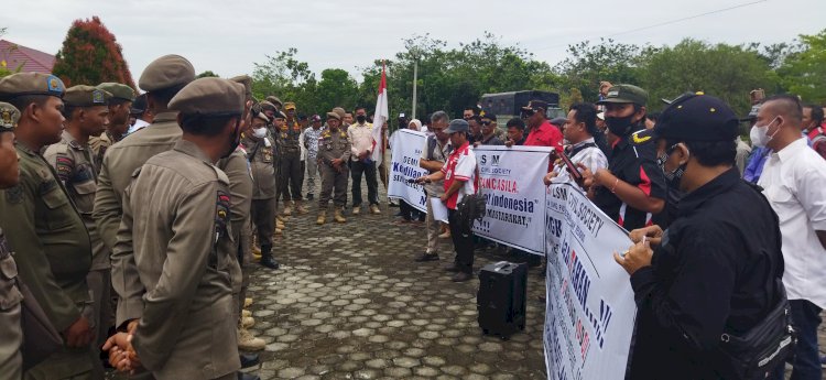  Puluhan massa yang tergabung dalam Koalisi LSM melakukan aksi unjuk rassa di depan kantor  Bupati OKU Timur meminta agar dilakukan penertiban terhadap truk ODOL, Rabu (23/11). (Amizon/RmolSumsel.id)