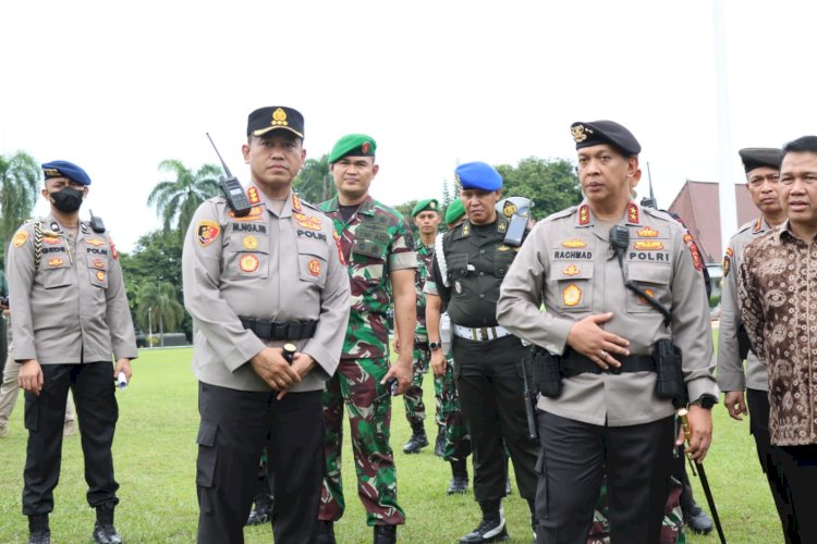 Jelang kunjungan kerja ibu negara Hj Iriana Jokowi dan Ibu Hj Wury Ma'ruf Amin ke Kota Palembang, personel gabungan TNI-Polri mengikuti Apel Gelar Pasukan Pengamanan PAM VVIP di Griya Agung Palembang, Rabu (23/11).(ist/rmolsumsel.id)